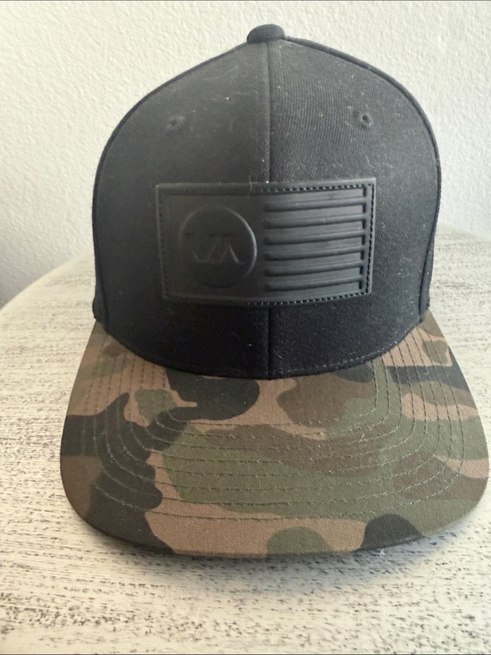 RVCA Other - RVCA Black Crown 210 Fitted with Camo Brim
